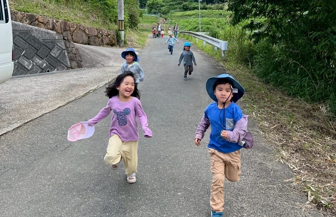 自然の中で遊ぶ子どもたち